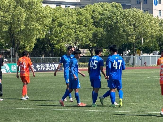 上海球队击败对手晋级下一轮比赛